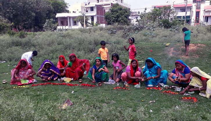अंधविश्वास / उड़ी सोशल डिस्टेंस की धज्जियां, महिलाओं ने मैदान में की  'कोरोना माई' की पूजा