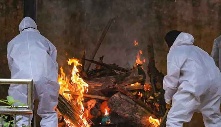 हैदराबाद / कोरोना वायरस से मौत के बाद एक साथ जलाए गए 50 शव, आपके रोंगटे खड़े कर देगा वीडियो