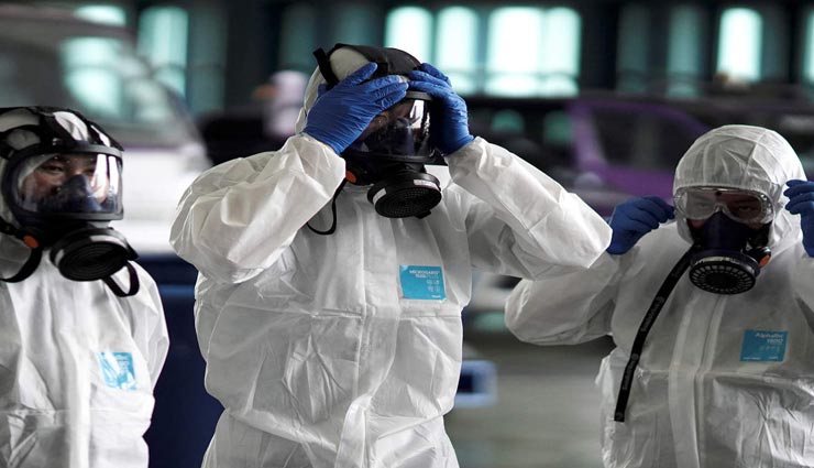 कोरोना का खतरा बढ़ा रही आपकी ये 2 आदतें, रहें जरा संभलकर