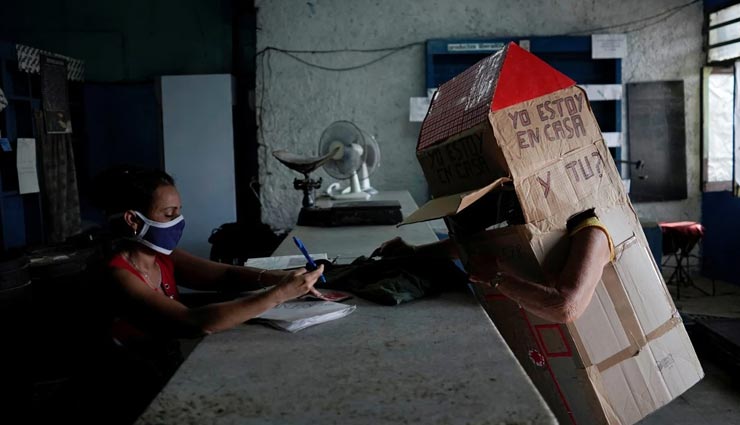 कोरोना से बचाव के लिए महिला ने अपनाया अनोखा तरीका, देखकर रह जाएंगे हैरान weird news,weird idea,coronavirus,corona safety,cuba women