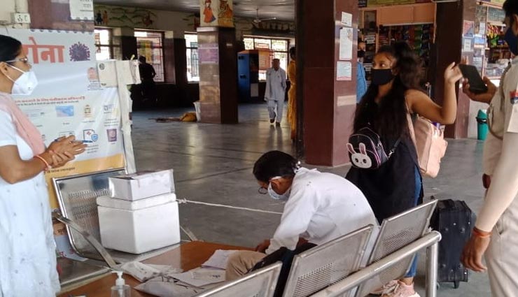 अलवर : चिकित्सा विभाग की टीम ने घर-घर किया सर्वे और दी 48 हजार से अधिक मरीजों को दवा