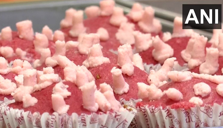 कोलकाता : कोरोना हेलमेट के बाद चर्चा में आई कोरोना मिठाई, तस्वीरें वायरल corona sandesh,coronavirus kolkata,coronavirus sweets,free corona sweets,hindustan sweets,kolkata sweet shop,coronavirus,news