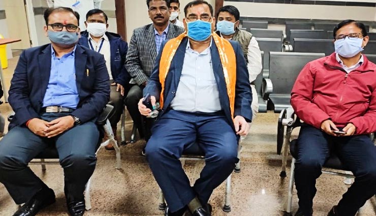 उदयपुर : कलेक्टर चेतन देवड़ा ने लगवाया कोरोना वैक्सीनेशन के दूसरे चरण का पहला टीका
