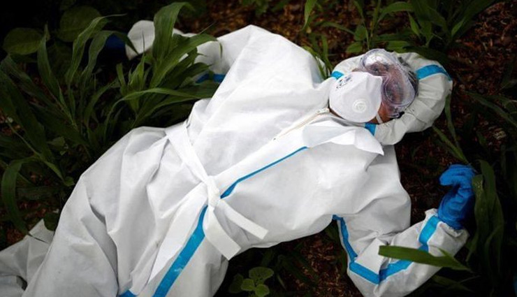 हेल्थ वर्कर्स की थकान को बयां करती तस्वीर, दफनाने गया था कोरोन मरीज का शव, थककर लेट गया जमीन पर