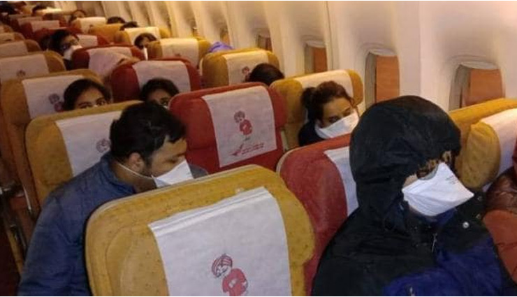 कोरोना वायरस : 324 भारतीयों को लेकर एअर इंडिया का विमान चीन से दिल्ली  पहुंचा