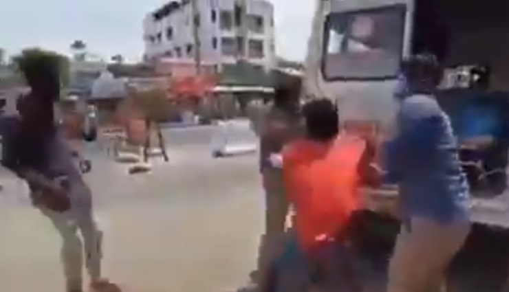 coronavirus,coronavirus lockdown,boys roaming on bike unnecessarily,police,ambulance,news,coronavirus news,lockdown news,india news,news,news in hindi