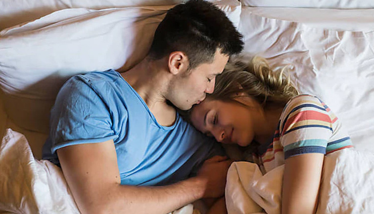 कोरोना वायरस का यौन संबंधों पर भी पड़ रहा असर, जाने क्या है एक्सपर्ट्स की राय
