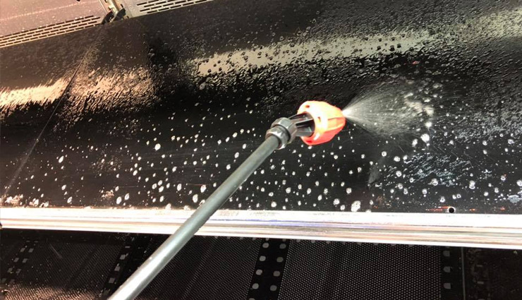 कोरोना वायरस: महिला ने छींका तो दुकानदार ने बाहर फेंका 26 लाख रुपये का सामान coronavirus,corona virus,america,shopkeeper,coronavirus news,weird news,world news