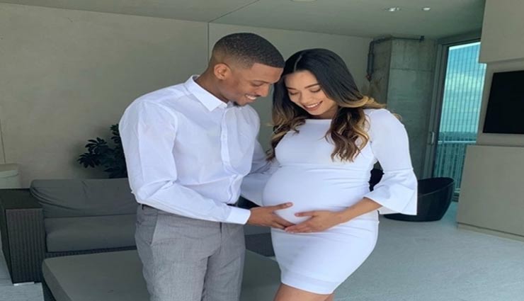 VIDEO- Husband Showing Memory Book To Wife During Labour is Going Viral