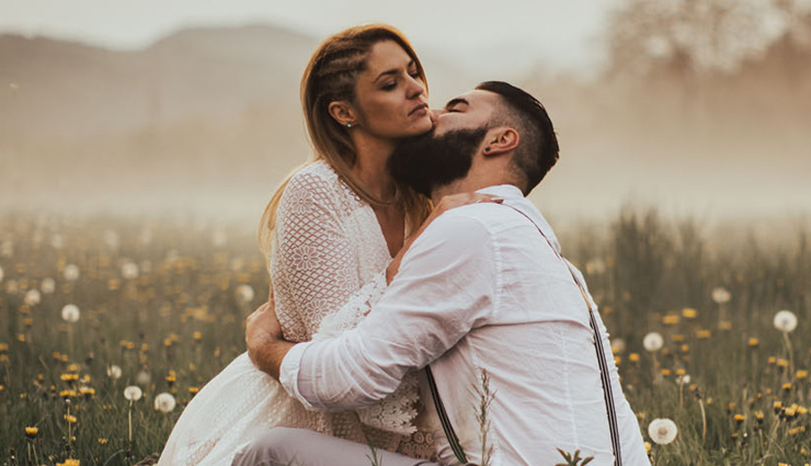 gestures person is in love,love tips,couple tips,relationship tips,love gestures