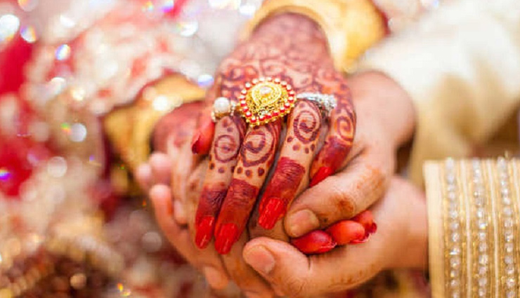 कपल ने शादी के बाद अपने दोस्तों पर लगाया जुर्माना, वजह जान चौक जाएंगे आप