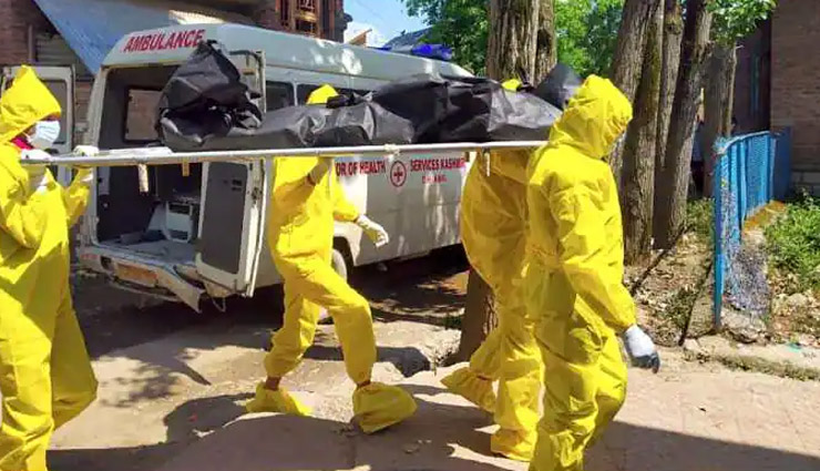 8 महीने बाद 700 के करीब पहुंचा मौत का आंकड़ा, 3.47 लाख नए कोरोना केस