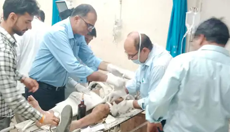 राजस्थान: चूरू के रतननगर थाना क्षेत्र में नाकरासर और रामदेवरा के बीच गाय को बचाने में पलटी कार, 5 लोग घायल