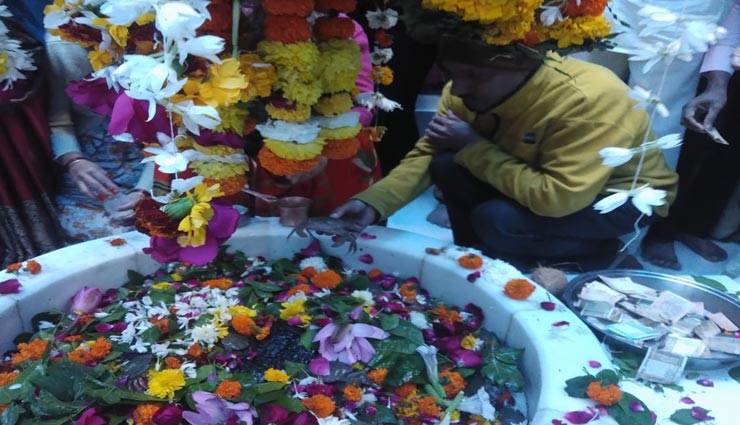 अनोखा मंदिर जहां भोलेनाथ को फूल की जगह चढ़ाए जाते हैं जिंदा केकड़े weird news,weird temple,weird ritual,rundhnath mahadev temple,live crab to mahadev