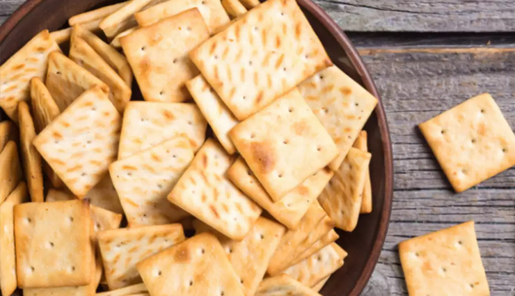 foods to reduce travel nausea,best foods for motion sickness,prevent nausea while traveling,what to eat to avoid vomiting on trips,natural remedies for travel sickness,snacks for motion sickness,ginger for travel nausea,foods to calm upset stomach while traveling,peppermint tea for nausea relief,travel-friendly anti-nausea foods