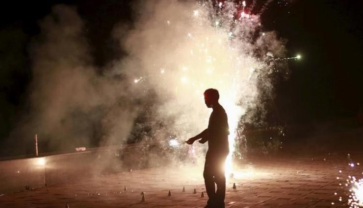 दीवाली पर 10 बजे के बाद फोड़े हैं पटाखे तो हो सकती है ये सज़ा, भरना पड़ सकता है जुर्माना 