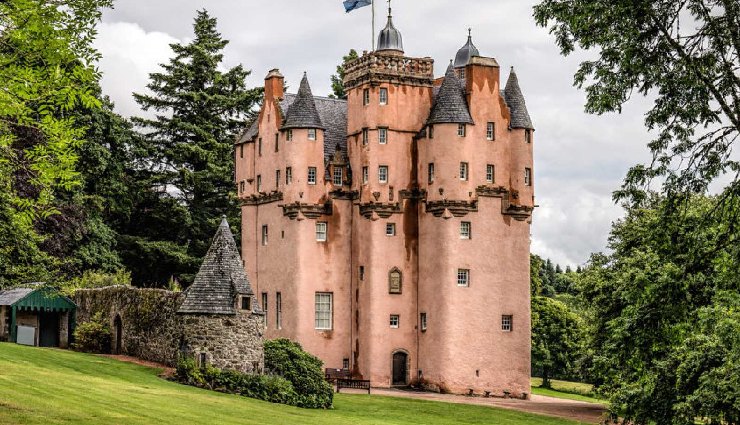 pink destinations around the world,pink travel spots,jaipur pink city,keukenhof tulip gardens,lake hillier pink lake,riomaggiore cinque terre,hitachi seaside park,craigievar castle,tân Định church,hundertwasser green citadel,pink tourist attractions