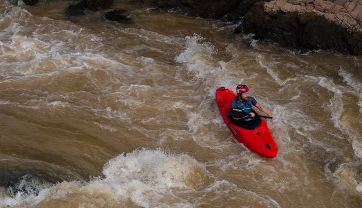 विश्व में प्रसिद्द है ये भयानक खेल most popular dangerous game in world,dangerous games in the world,base jumping games,skydiving game,street liner games,bull fighting game,life threatening games in the world,free soloing games,cricking game