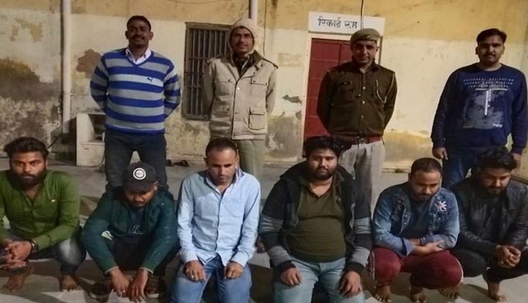 सीकर : देर रात पुलिस ने दिखाया एक्शन, चौथे माले पर बैठ जुआ खेल रहे 6 लोगों को किया गिरफ्तार