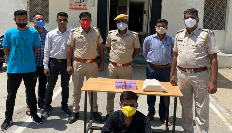 चित्तौड़गढ़ : मुखबिर से मिली सूचना पर पुलिस ने दी दबिश, अफीम और अवैध हथियार बरामद