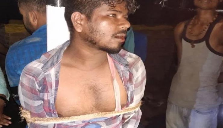 उत्तरप्रदेश : ग्रामीणों ने अपने हाथों में लिया कानून, मोबाइल छीनकर भाग रहे दो बदमाशों की खंबे से बांध पिटाई 