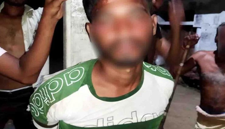 उत्तरप्रदेश : बैटरी चुराने के आरोप में लोगों के हथ्ते चढ़ा युवक, खम्भे से बांध जड़े गए थप्पड़