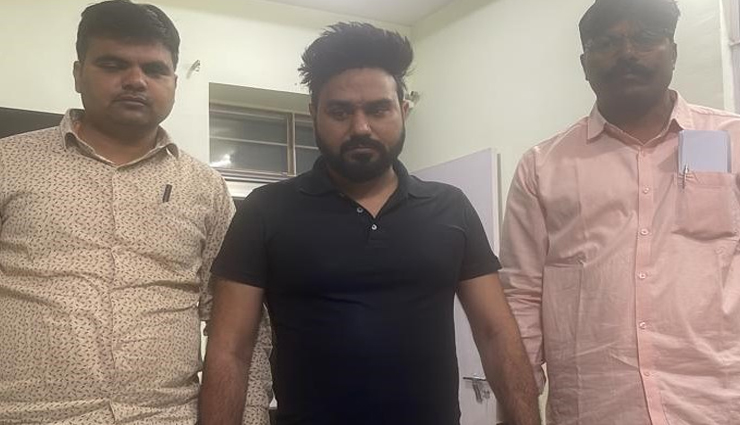 दिल्ली से गिरफ्तार हुआ REET में नकल की चप्पल बनाने वाला इंजीनियर, बेची थी लाखों में 