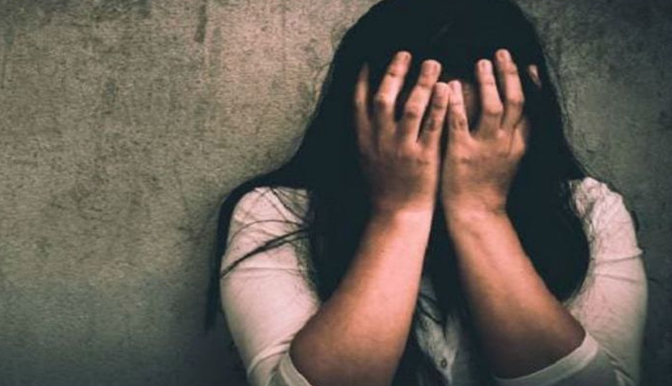 नाबालिग स्कूली छात्रा छत से कूदी, नाम व धर्म परिवर्तन कर इंस्टाग्राम पर की दोस्ती, लोगों ने पकड़ा