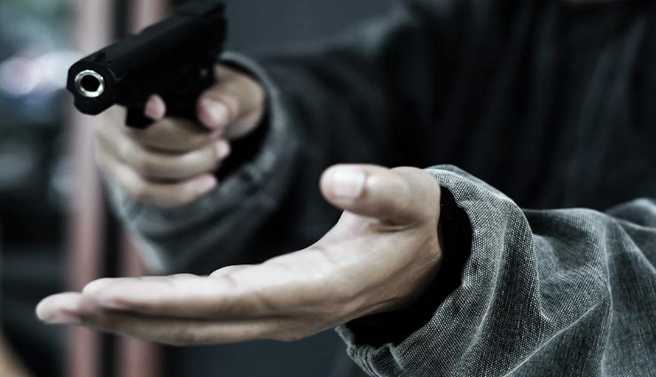 कार की बुकिंग कर दिल्ली से मेरठ लाए टैक्सी, गन प्वाइंट पर ड्राईवर को बंधक बना दिया बेहोशी का इंजेक्शन और लूटी कार