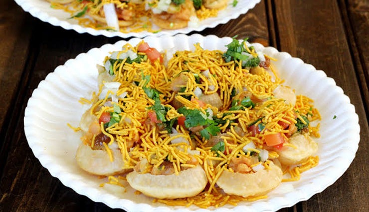 Recipe- Crispy Aloo Poori Chaat is a Must Try