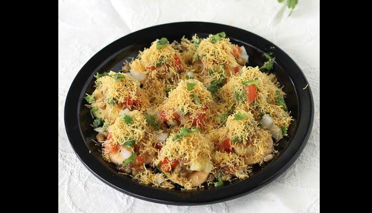 crispy aloo poori chaat,chaat recipe,recipe,snacks recipe,party snacks recipe