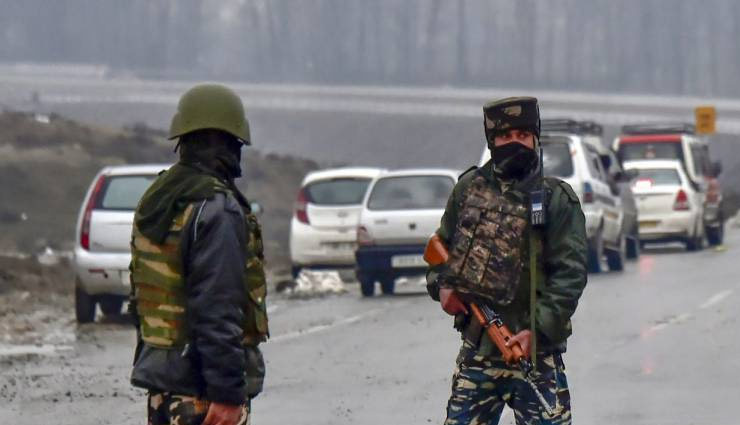 जम्मू-कश्मीर: पुलवामा में आतंकियों के साथ मुठभेड़ जारी, सेना के 4 जवान घायल 