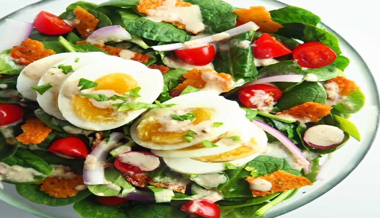 फ्राइड एग के साथ बनाए क्रंची सलाद, सेहत के लिए बहुत फायदेमंद #Recipe