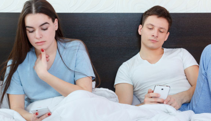 girlfriend texting another guy reasons,suspicious texts in relationship,addressing secretive texting,dealing with partner communication with someone else,signs of emotional infidelity,how to handle girlfriend texting another man,trust issues in relationship,communication boundaries in relationship,relationship insecurity signs,relationship trust concerns