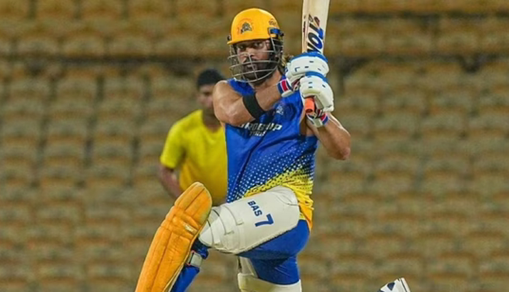 लम्बे बालों के साथ धोनी ने फिर लगाया हेलीकॉप्टर शॉट, फिटनेस संबंधी चिंताओं को कम किया