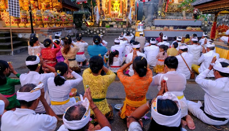 bali travel guide,bali tourism,things to do in bali,explore ubud,tanah lot temple,mount batur hike,bali hot springs,uluwatu temple,surfing in bali,besakih temple,tukad cepung waterfall,sundays beach club,bali swing