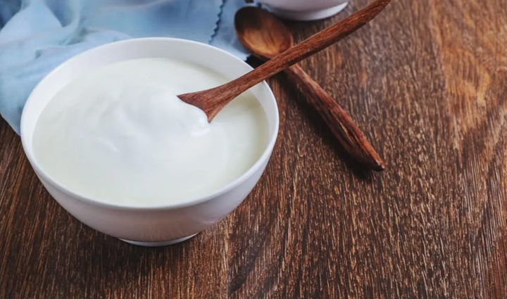 खूबसूरती बढ़ाने वाला दही बन सकता हैं त्वचा के लिए घातक, जानें कैसे
