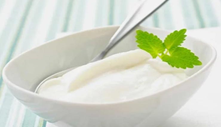 चहरे की रंगत को निखारेगा दही, जानें किस तरह करें इसका इस्तेमाल