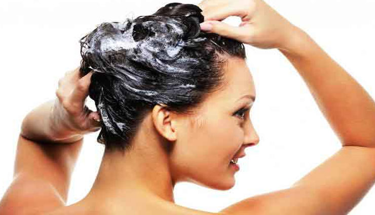 बालों के लिए दही है संजीवनी, पा सकेंगी मुलायम और लंबे बाल