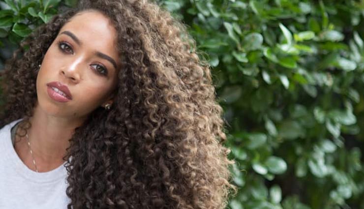 इन तरीकों से लम्बे समय तक कर्ल रहेंगे आपके बाल