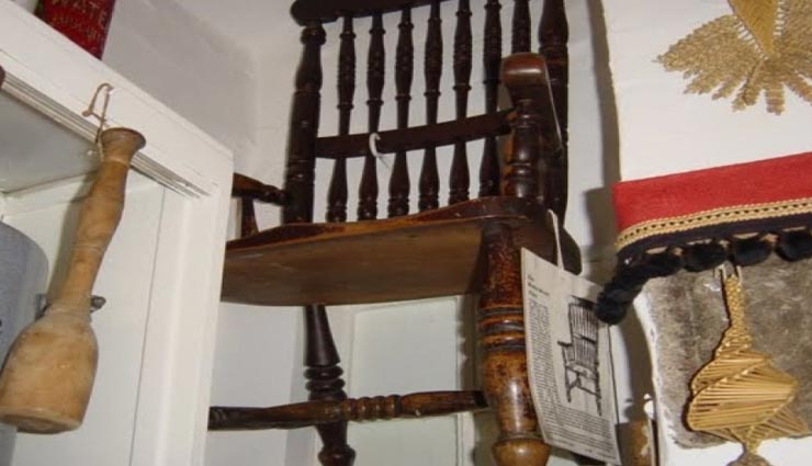 इस शापित कुर्सी पर जो भी बैठा उसकी गई हैं जान, लटकाया गया जमीन से कई फीट ऊपर ताकि ना हो अनहोनी