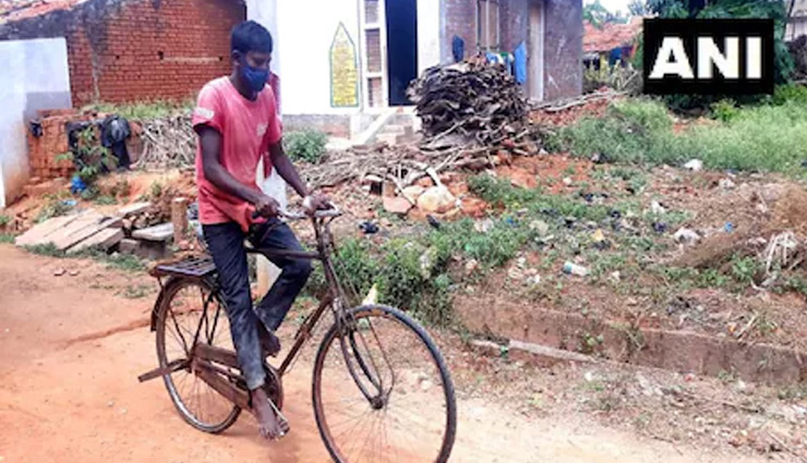 बीमार बेटे की दवा के लिए पिता ने साइकिल से तय किया 300 किमी का सफर