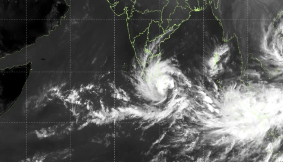 भारत की ओर तेज़ी से बढ़ रहा दितवाह तूफान, उड़ानें रद्द, ट्रेनें प्रभावित, तटीय राज्यों में हाई अलर्ट