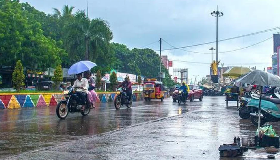 उत्तर प्रदेश में ‘मोंथा’ चक्रवात का असर शुरू, अगले तीन दिनों तक 50 से अधिक जिलों में भारी बारिश की चेतावनी