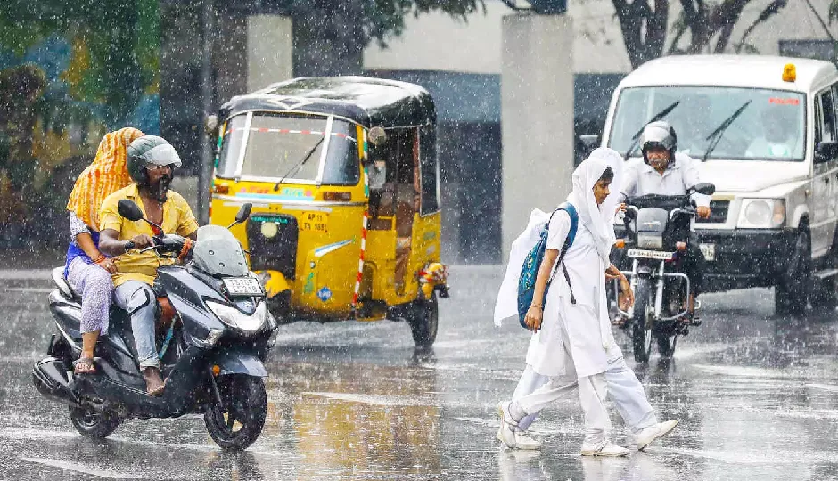 चक्रवात ‘मोंथा’ का कहर: यूपी, झारखंड और ओडिशा में तेज़ हवाओं के साथ बारिश का अलर्ट, कई राज्यों में स्कूल बंद
