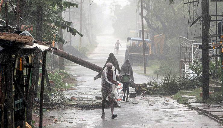 चक्रवात 'अम्फान' छोड़ गया बर्बादी का ऐसा भयानक मंजर,  तस्वीरें...