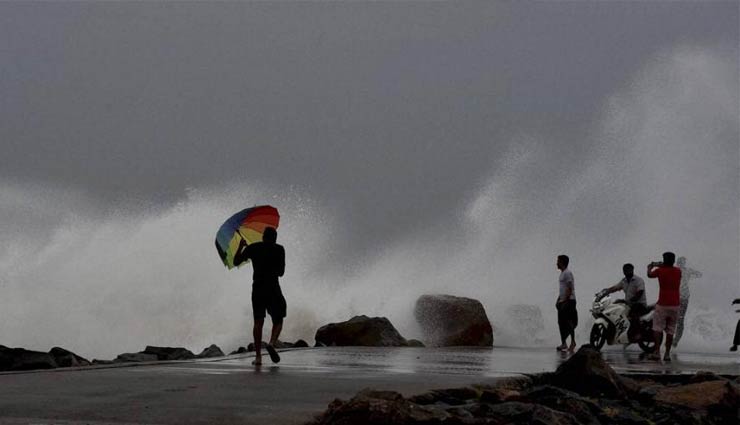 ओडिशा पर अगले 24 घंटे भारी : चक्रवाती तूफान 'तितली' के बुधवार को ओडिशा तट से गुजरने की आशंका, स्कूल-कॉलेज बंद, रेड अलर्ट जारी 