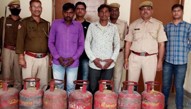 जयपुर : पकडे गए दो बदमाश, चुराते थे घर के बरामदों में रखे गैस सिलेंडर 