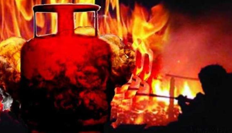 भरतपुर : सिलेंडर ब्लास्ट होने से टूटा शटर, दुकान के बाहर बिखरा सारा सामान