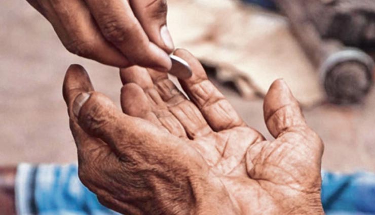 दान करें लेकिन इन 5 चीजों का नहीं, जीवन में होगा दुर्भाग्य का आगमन astrology tips,astrology tips in hindi,donation rules,negativity in life